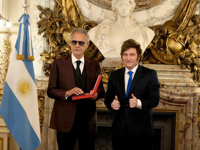 Javier Milei condecorГі con la Orden de Mayo al MГ©rito al cantante Andrea Bocelli