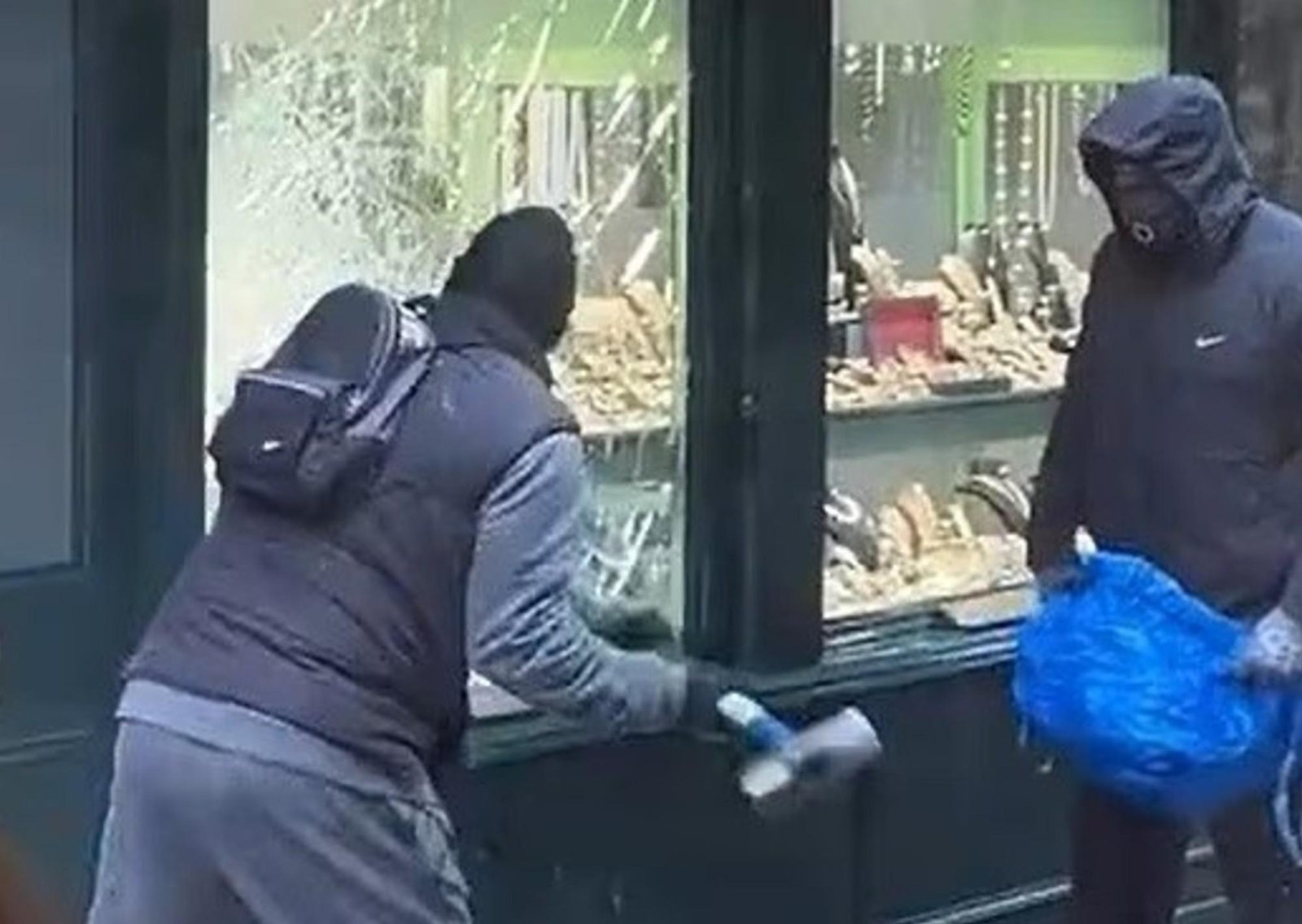 Increíble robo en Londres: rompen a mazazos la vidriera de una joyería y se llevan un importante botín a plena luz del día