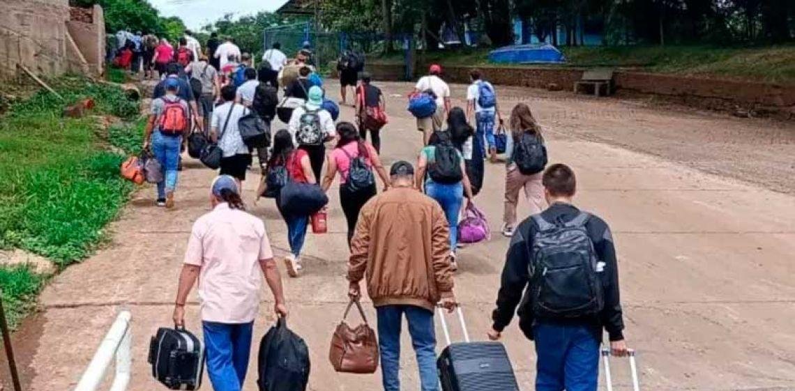 Alba Posse, el termómetro del ajuste: hasta 500 trabajadores por día cruzan de Misiones a Brasil en busca de empleo