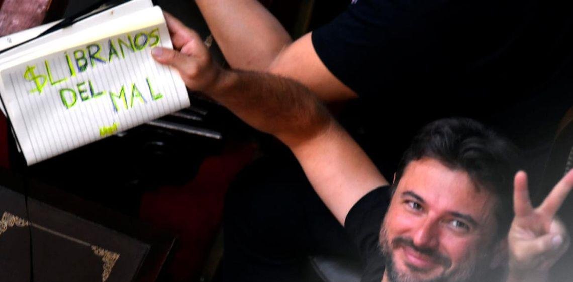 El provocador cartel de Juan Grabois contra el presidente Milei: "$Líbranos del mal"