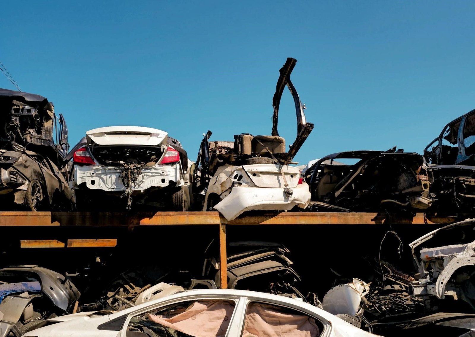 Un hombre murió aplastado adentro de un auto mientras estaba en un desguace