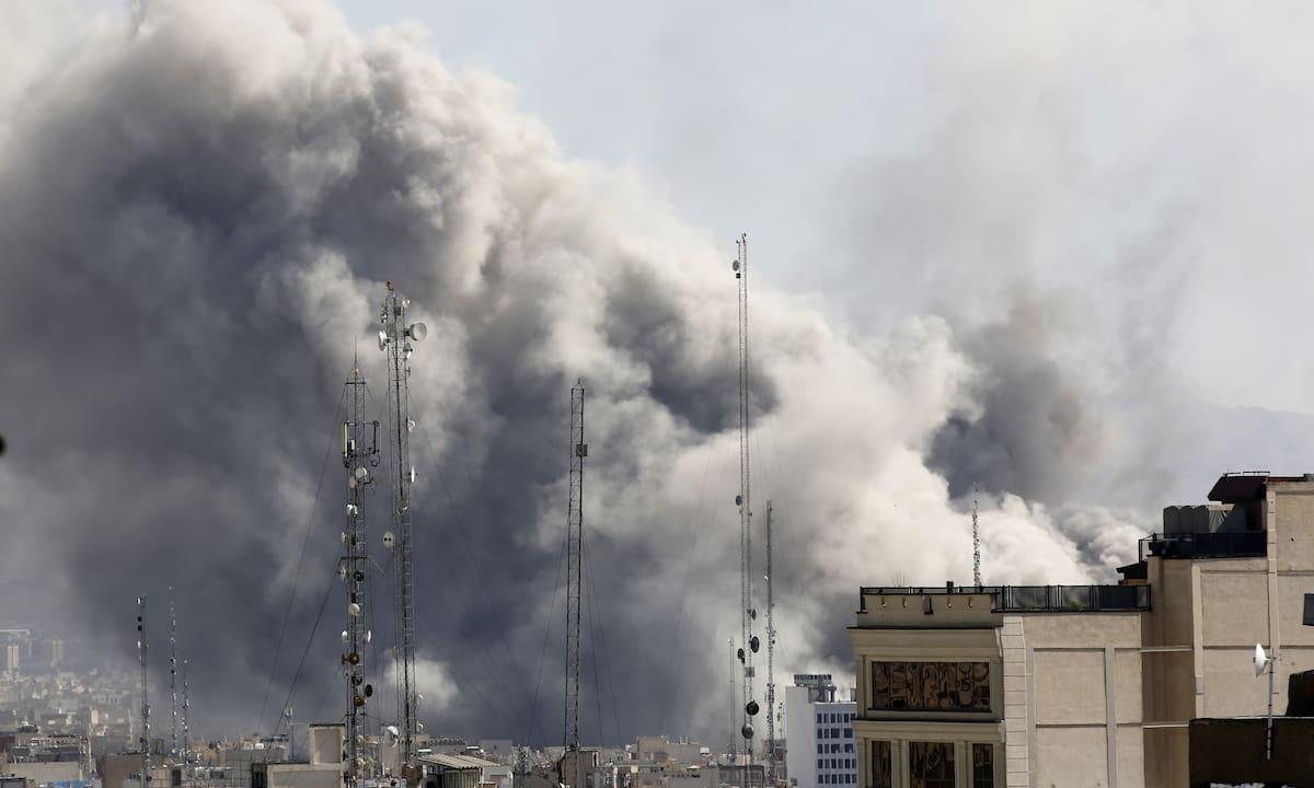 Por qué EE.UU. e Israel atacaron a Irán en este momento (y cómo podría acabar este conflicto)