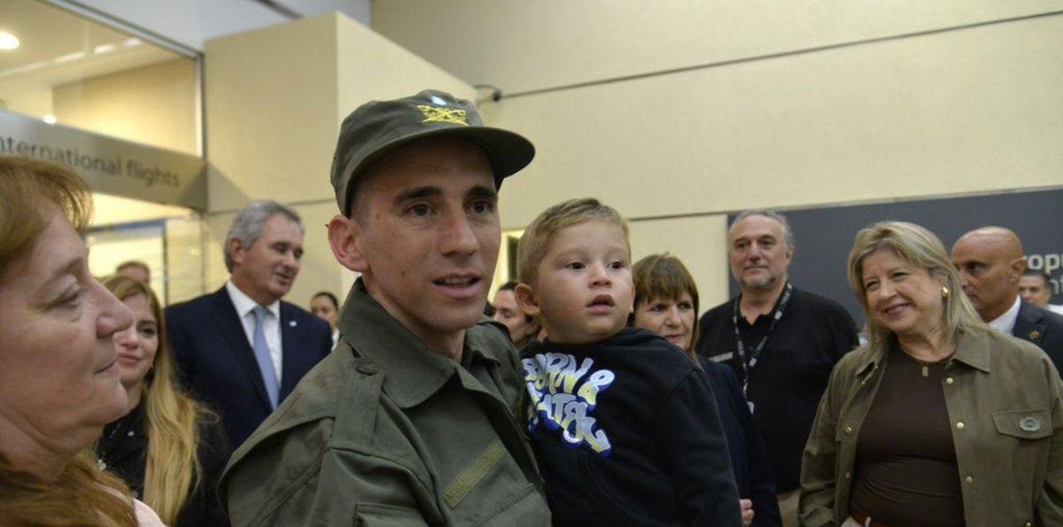 Nahuel Gallo llegó a la Argentina tras 448 días de detención en Venezuela: así fue el reencuentro con su hijo