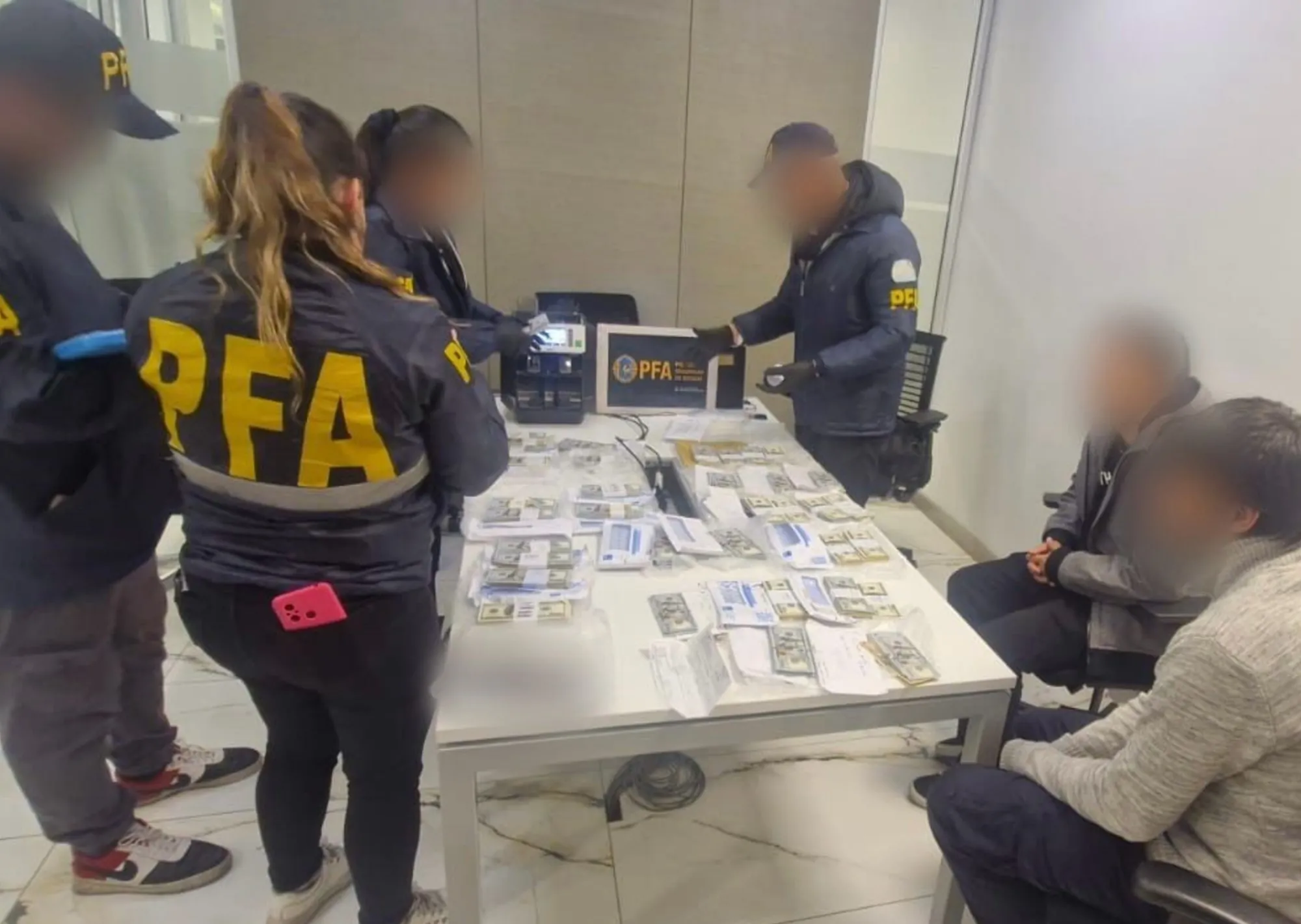 Hallan 360 mil dólares en un operativo por una causa que investiga pagos de coimas en la empresa estatal Tandanor