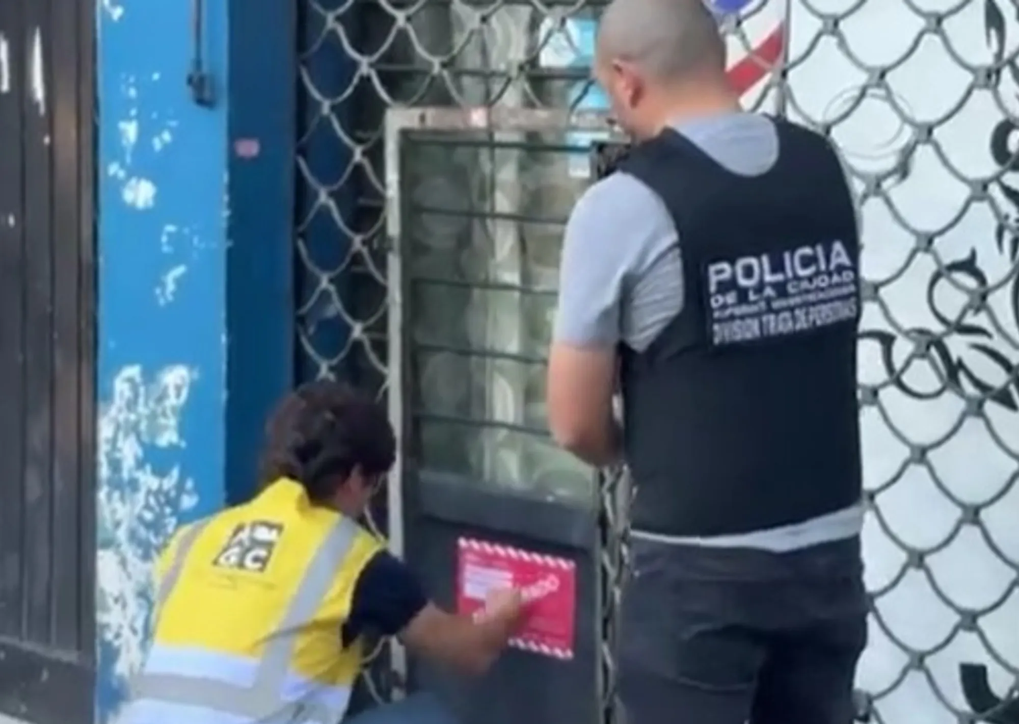 En una vieja barbería que hacía de fachada, hallaron un prostíbulo que funcionaba 24 horas en Floresta