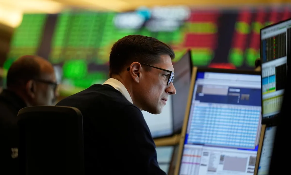 Wall Street cierra en verde una semana agitada