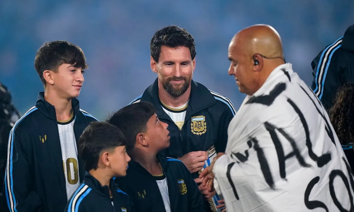 Habló el excombatiente que cantó el himno en la despedida de Messi y reveló el consejo que le dio Scaloni