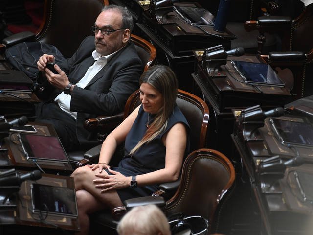 En la previa a la jura de los 127 diputados, el cuerpo aprobГі las renuncias de Santilli, Lospennato y PГ­paro, entre otros