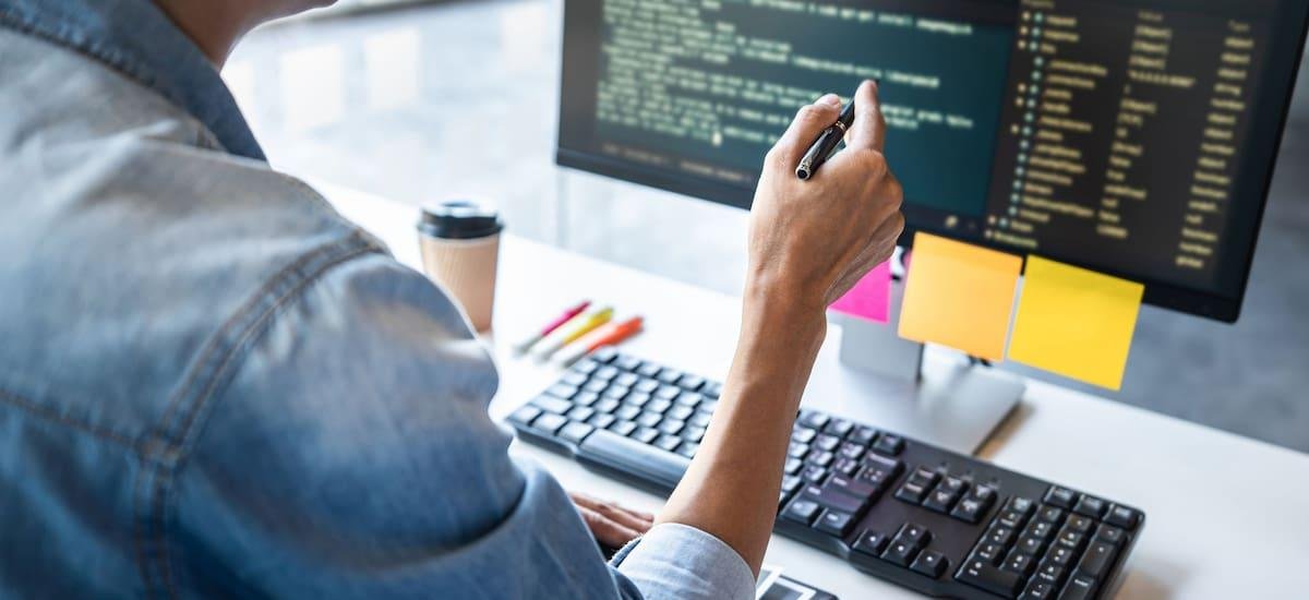 Programar con IA está en auge en las empresas argentinas: qué pasa con el factor humano