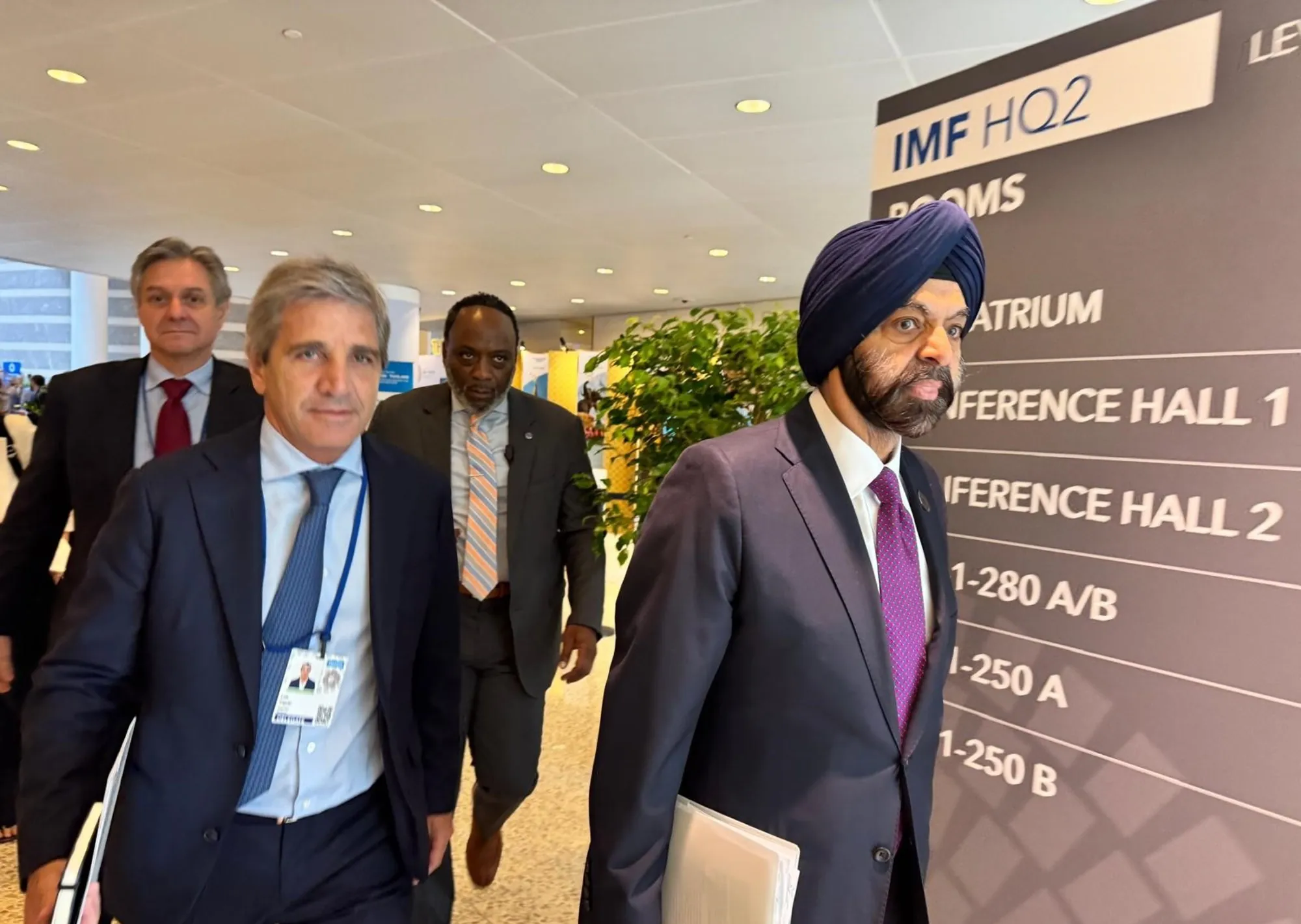 Caputo negocia garantías por US$ 3.000 millones con el Banco Mundial, BID y CAF para conseguir préstamos de bancos privados