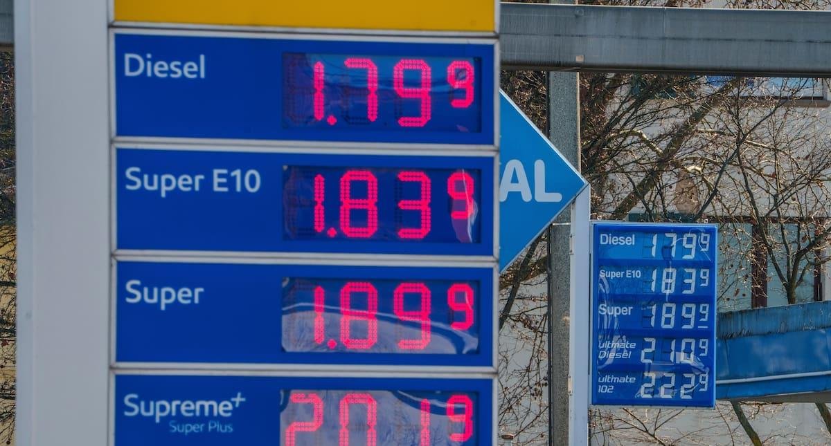 Suben los precios del petróleo por interrupciones en el estrecho de Ormuz