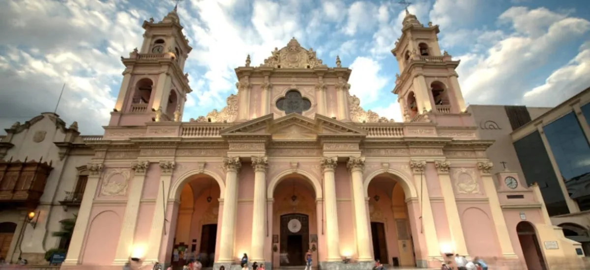 Un motociclista alcoholizado embistió a un grupo de mujeres que peregrinaban hacia la Catedral de Salta