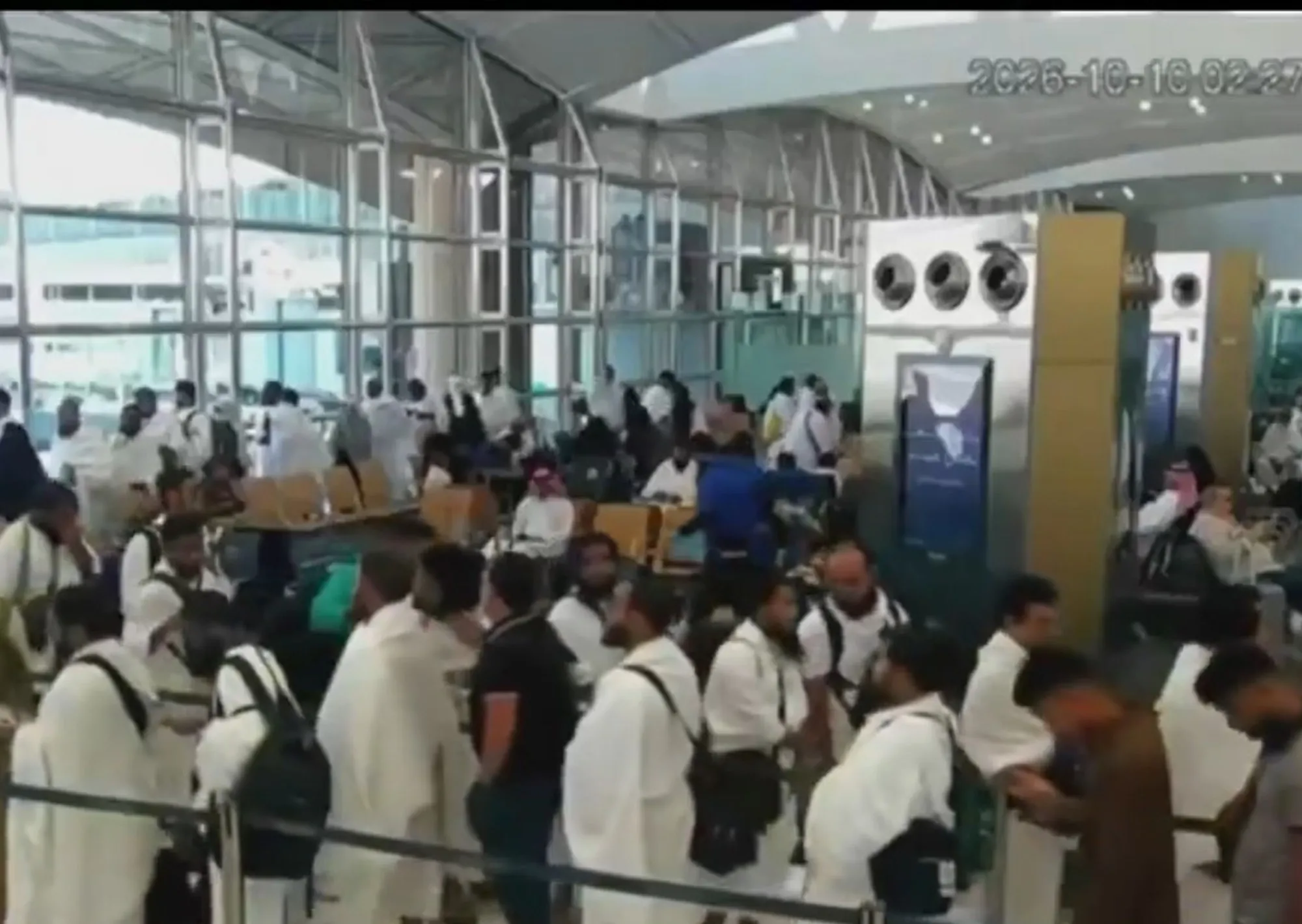 Pánico, corridas y fuego: los videos que muestran el momento en el que el aeropuerto de Arabia Saudita es alcanzado por el ataque de rebeldes de Yemen