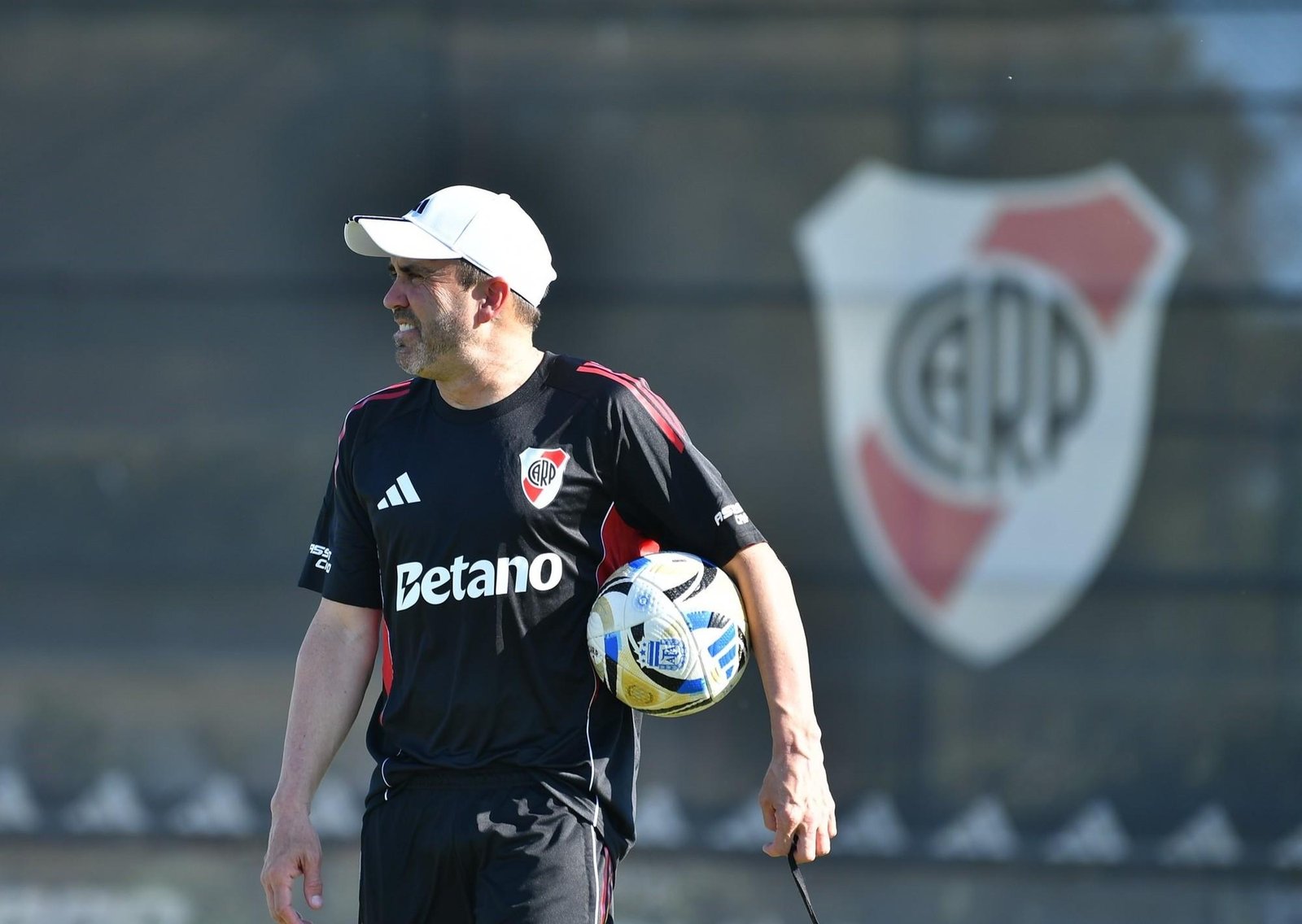 Coudet y sus primeros pasos como DT de River: presentación con risas al plantel y mucha intensidad para implantar su estilo