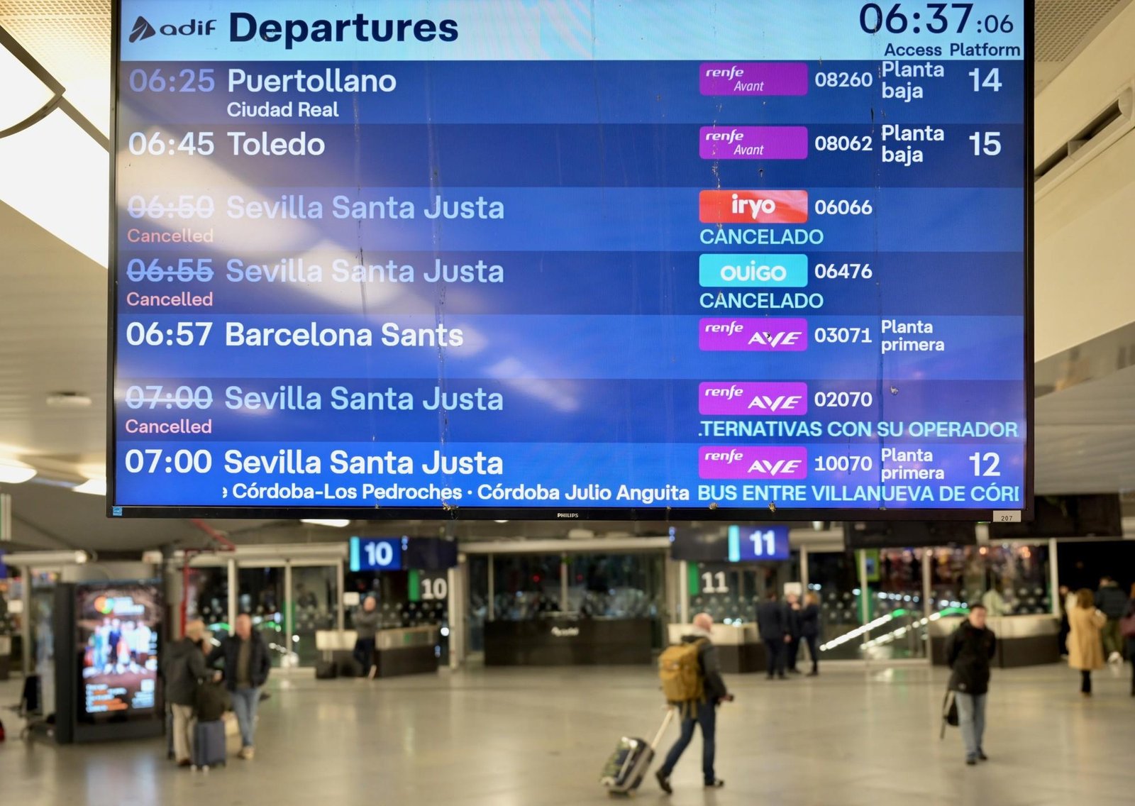 Supersticiones, demoras y más tiempo de viaje: cómo es volver a subirse a un tren de alta velocidad en España luego de la tragedia que dejó 46 muertos