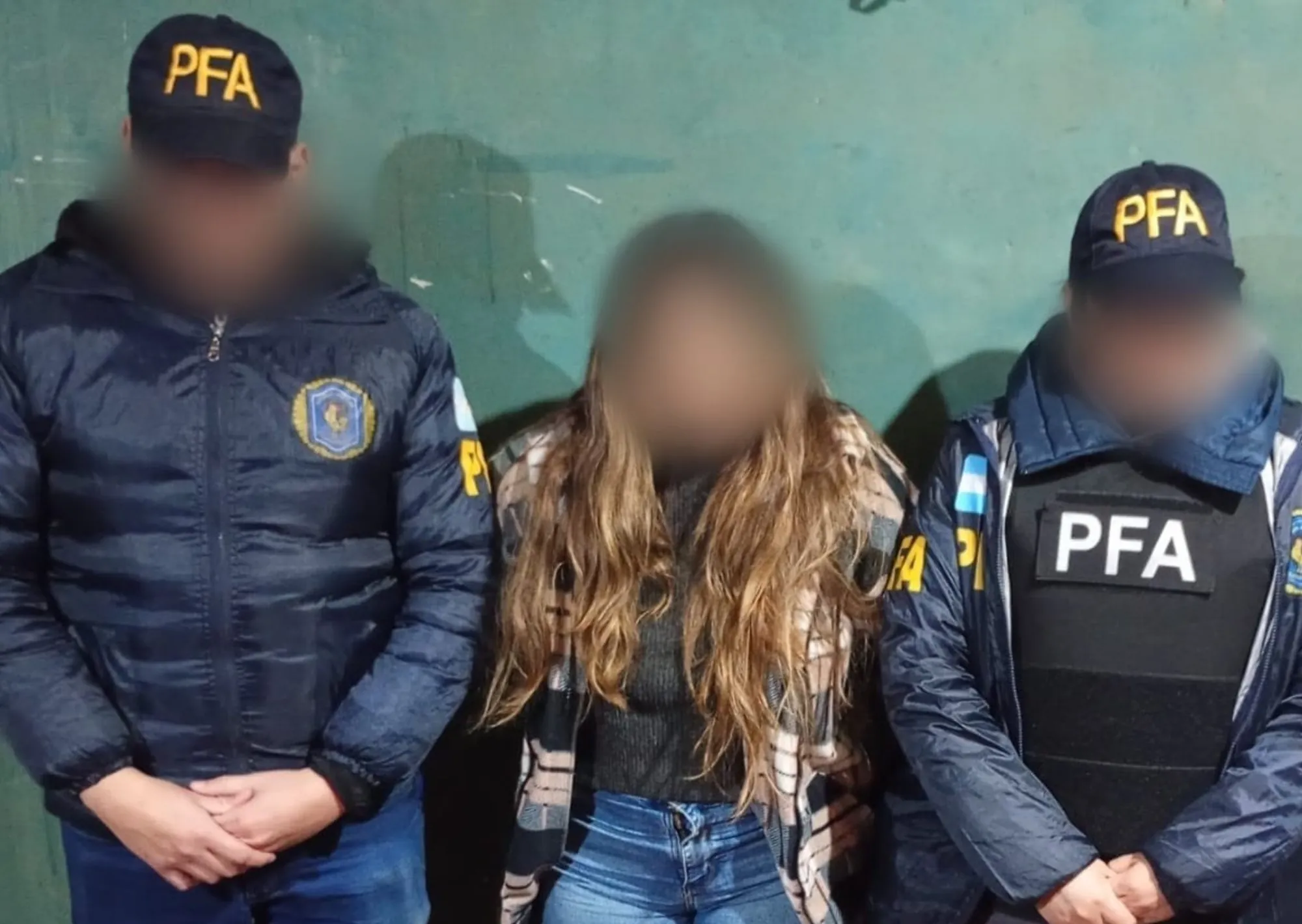 El viaje que despertó sospechas en Ezeiza y terminó con una mujer detenida por reclutar argentinos para combatir en Ucrania