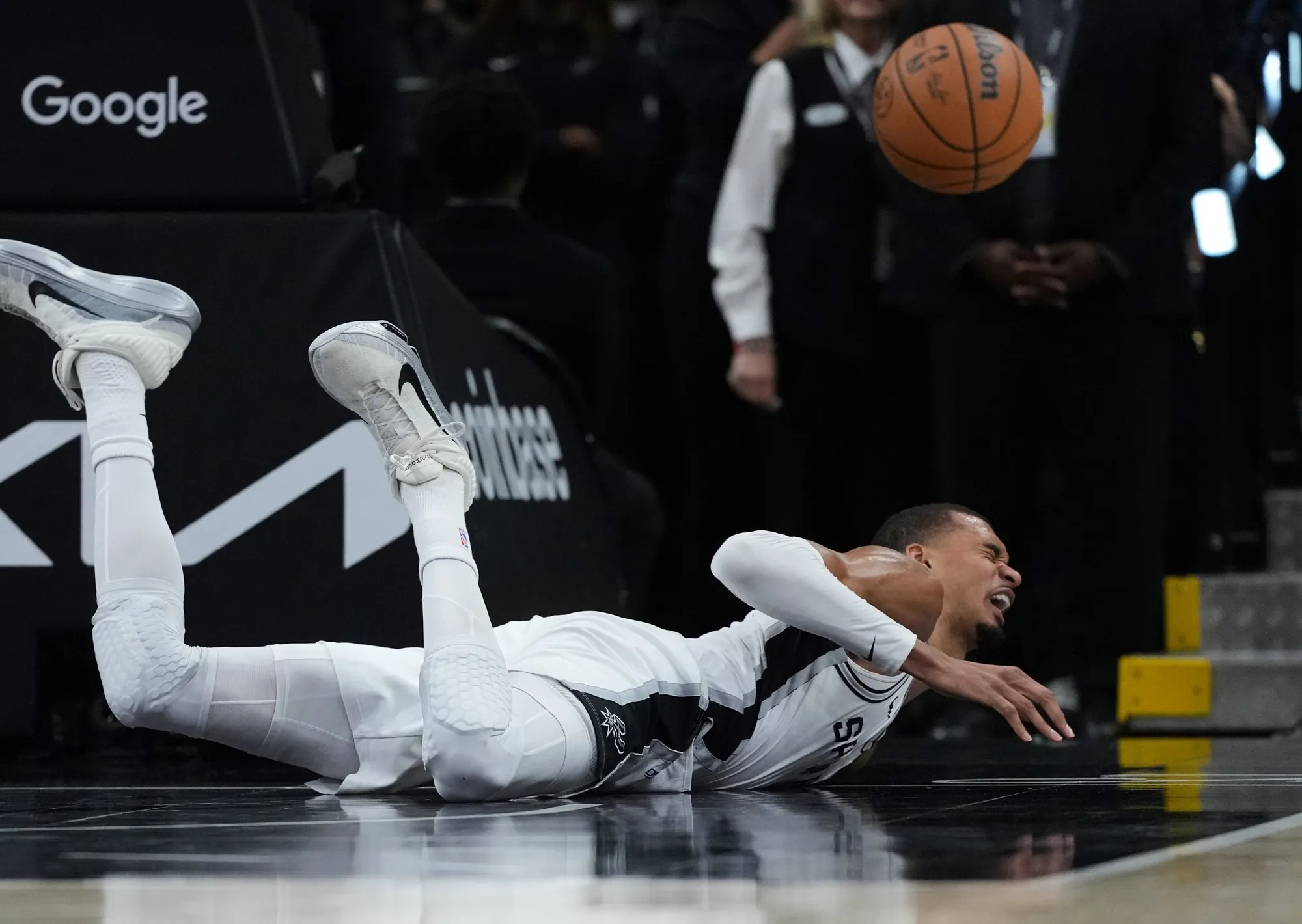 La tremenda caída de cara del gigante Victor Wembanyama que estremeció los Playoffs de la NBA