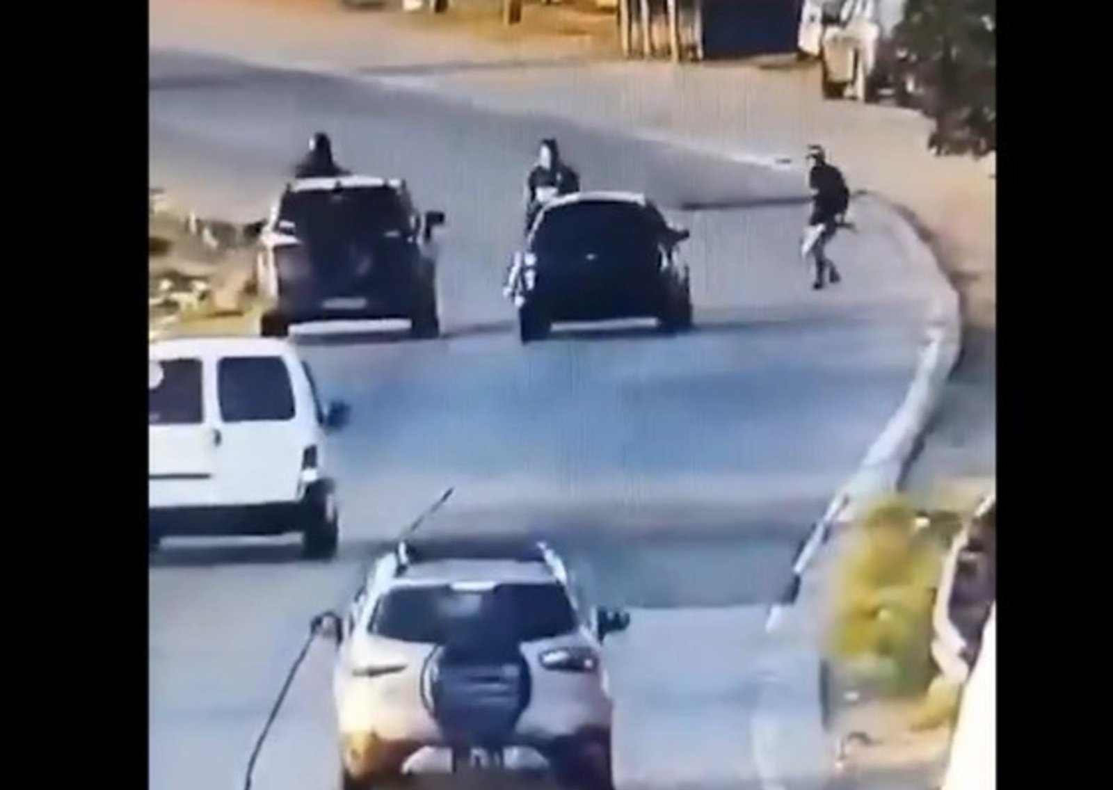 Una policía atropelló e hizo volar por el aire a un ladrón que intentó robarle a un motociclista en Quilmes