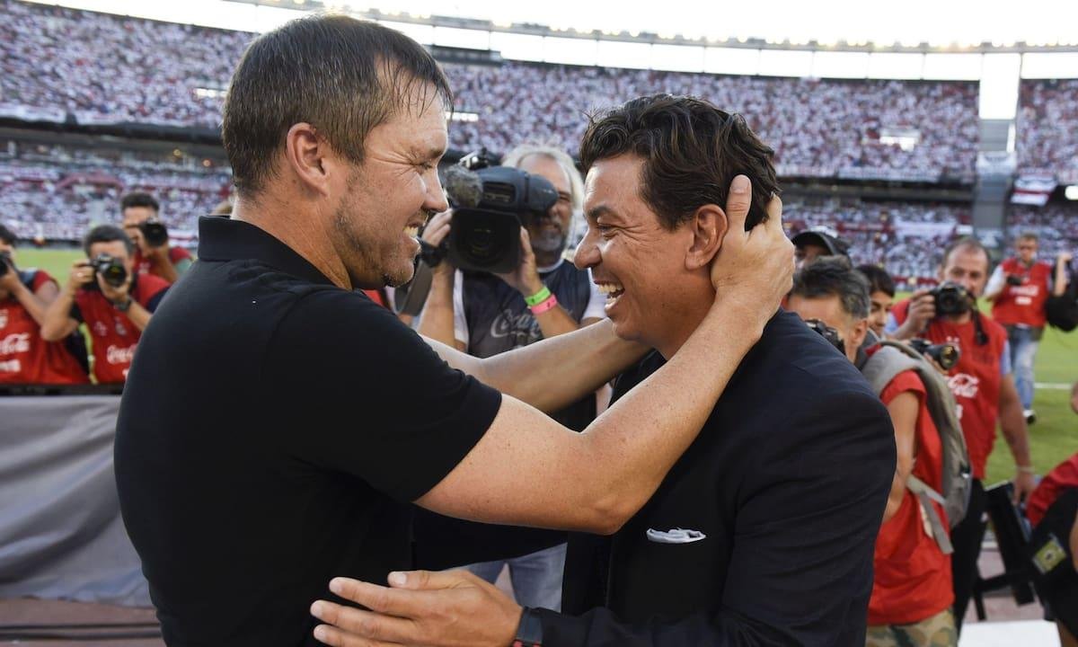 La estatua de Gallardo no se toca, pero hace menos sombra: ahora Coudet debe iluminar un vestuario en penumbras
