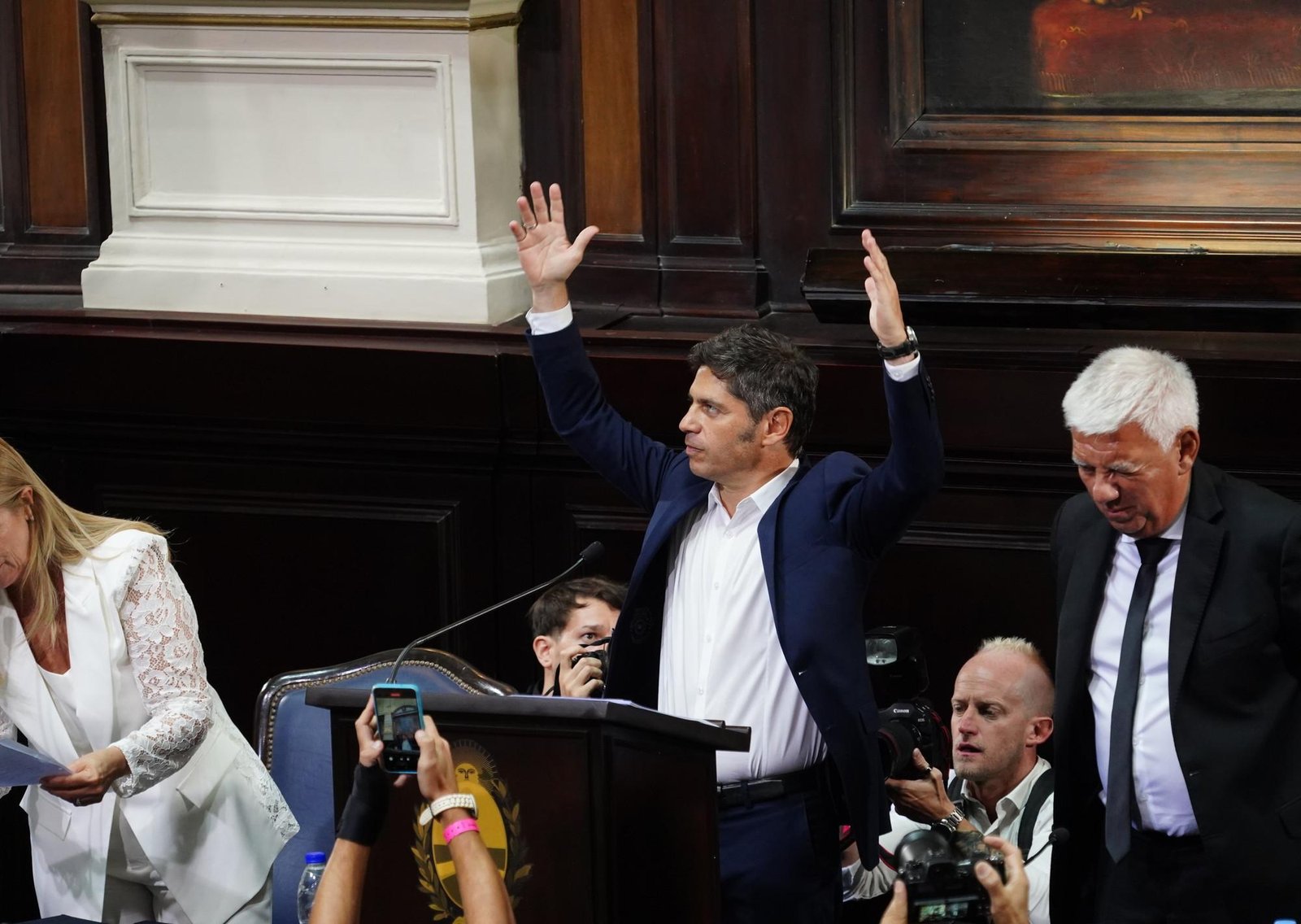 Kicillof levanta el perfil de candidato y arranca su armado en las provincias, pero ya empezó el fuego amigo