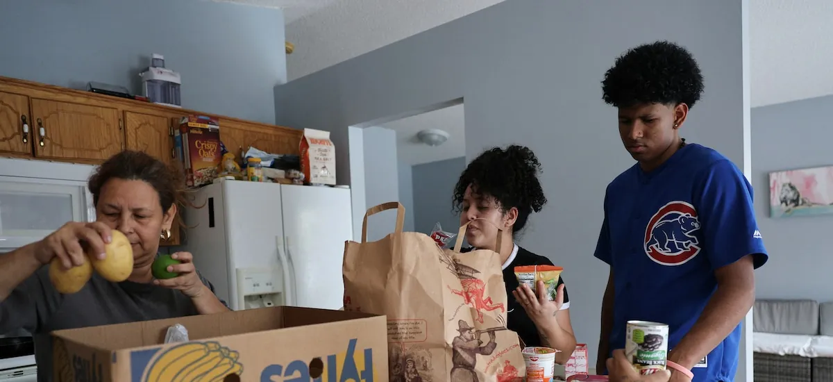 La inflación obliga a familias hispanas en Estados Unidos a elegir entre enviar remesas o pagar la renta