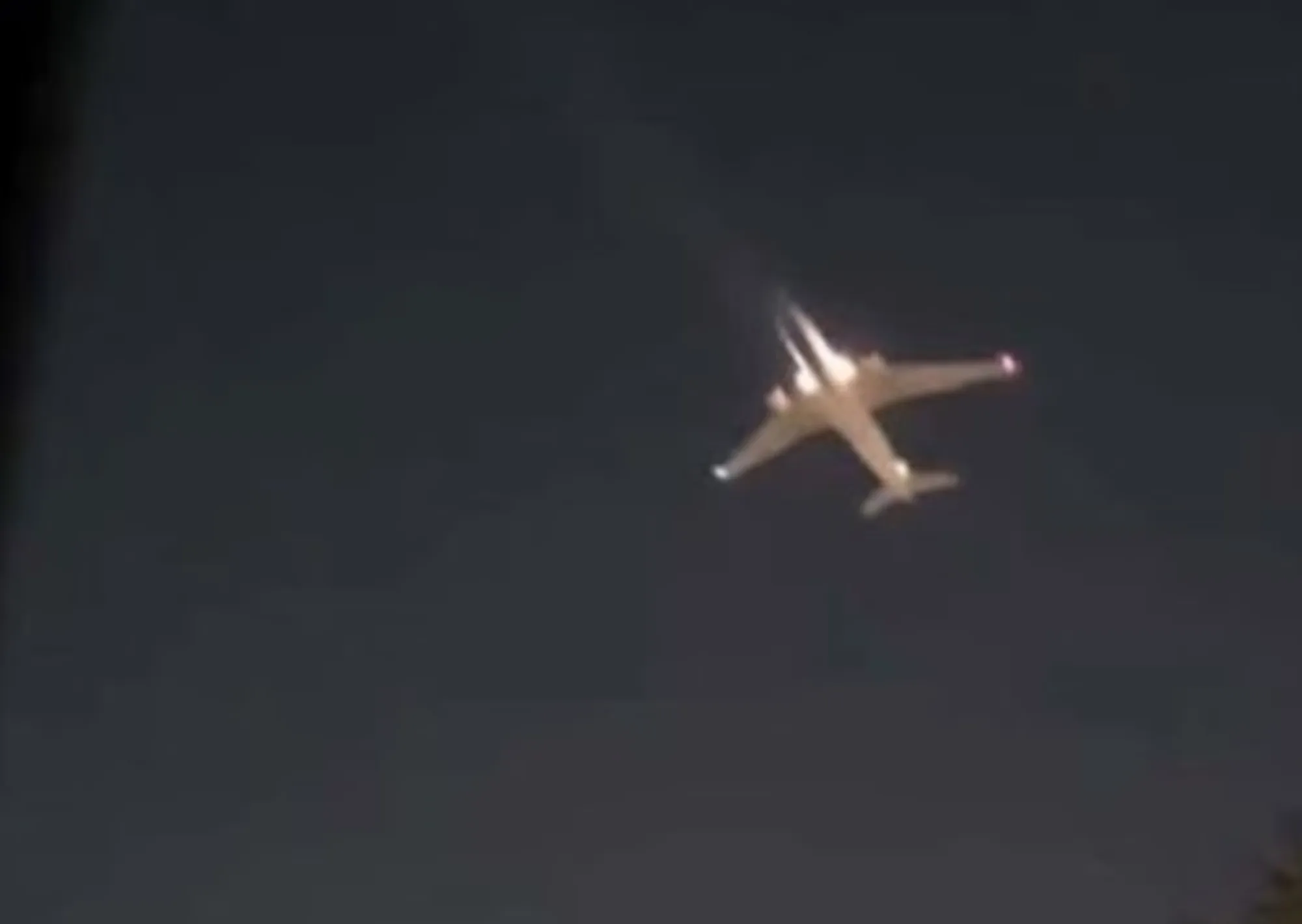 Un avión de Aerolíneas Argentinas que iba a Madrid sufrió una falla en un motor y volvió a Ezeiza: el susto de los vecinos que escucharon los estruendos en el aire