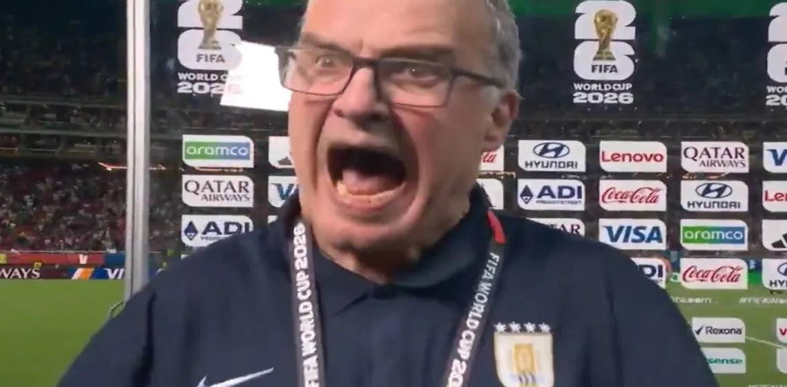 La furiosa reacción del Loco Bielsa antes de una entrevista tras la eliminación de Uruguay en fase de grupos d...