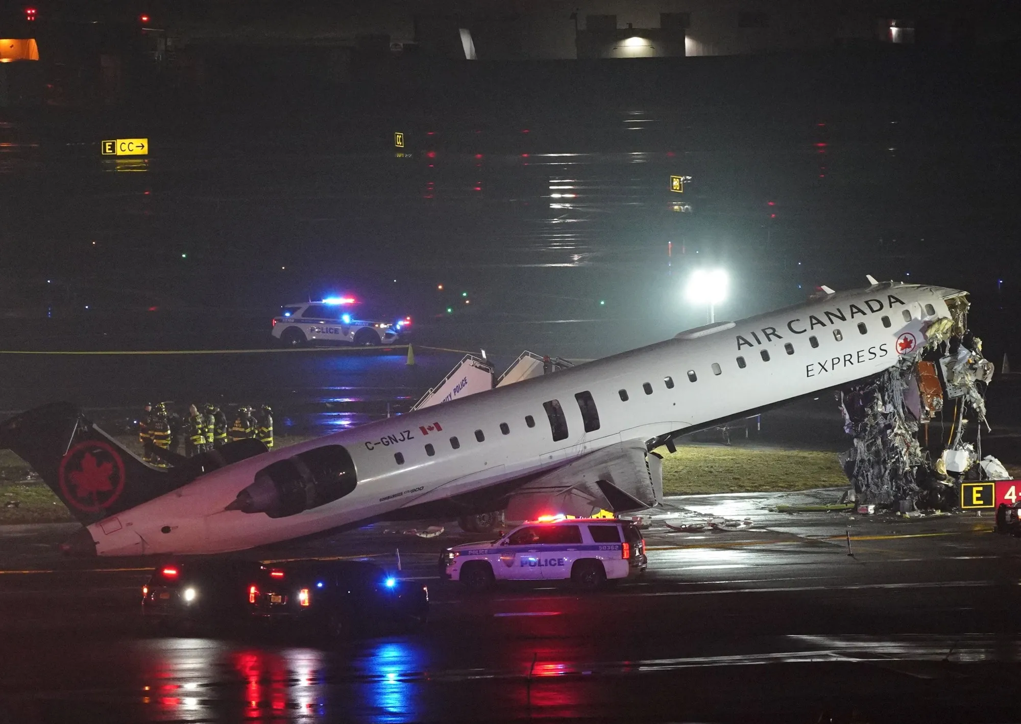 Choque fatal en Nueva York: investigan a dos controladores aéreos que dejaron su puesto antes de tiempo