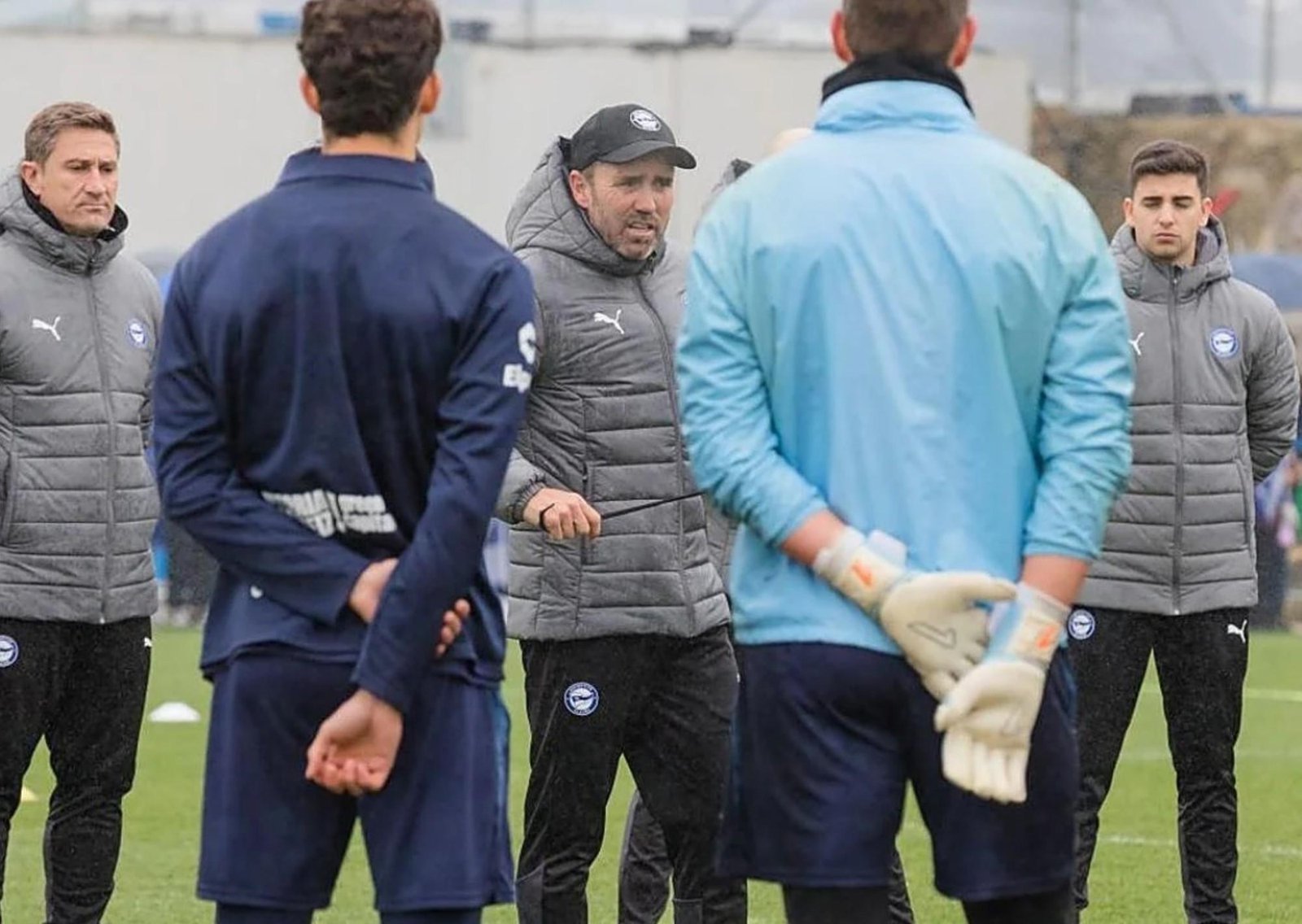 Coudet dirigió el entrenamiento de Alavés mientras negocia su salida rumbo a River y la prensa española no perdona: "No es lo ideal"