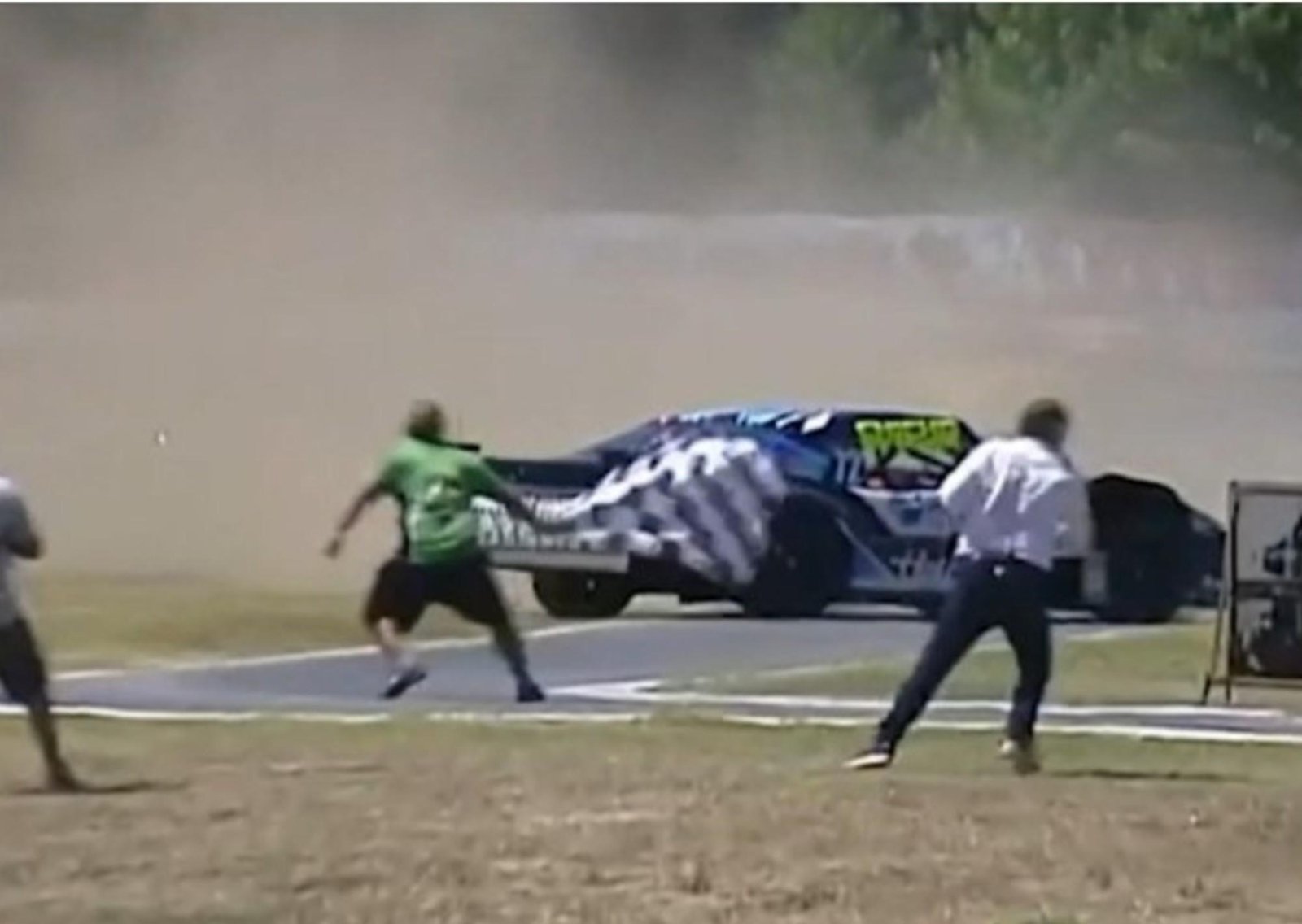 Milagro en la final del Procar 4000 en el autódromo de La Plata: un auto se despistó y tres personas corrieron para evitar ser atropelladas