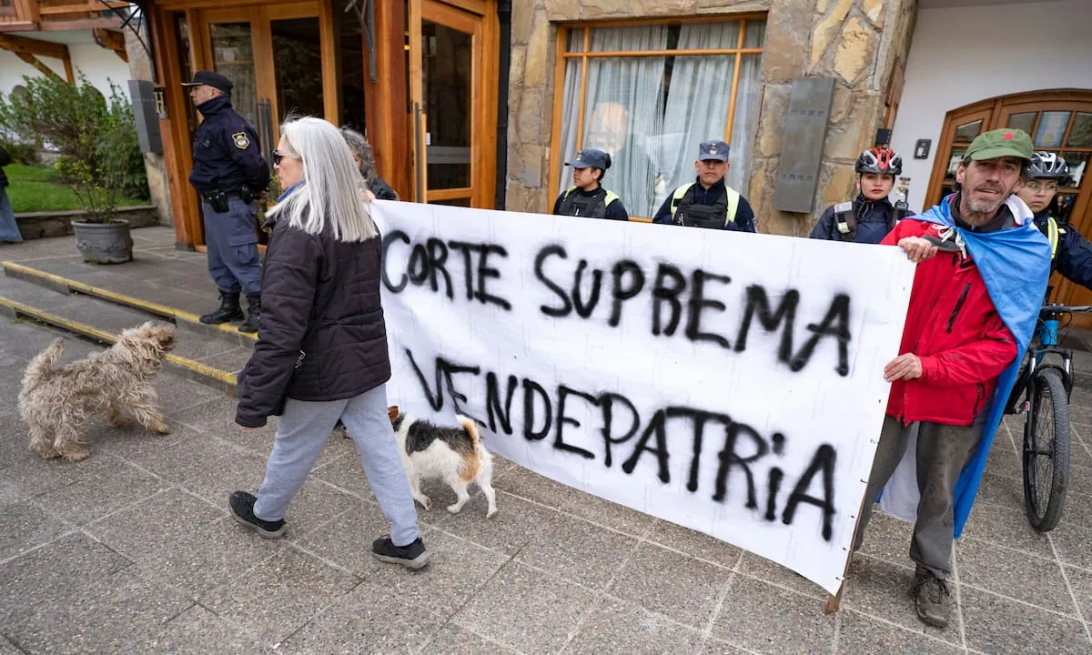Hubo una protesta contra la Corte y Rosenkrantz dijo que “hay que tener temple para soportar las críticas”