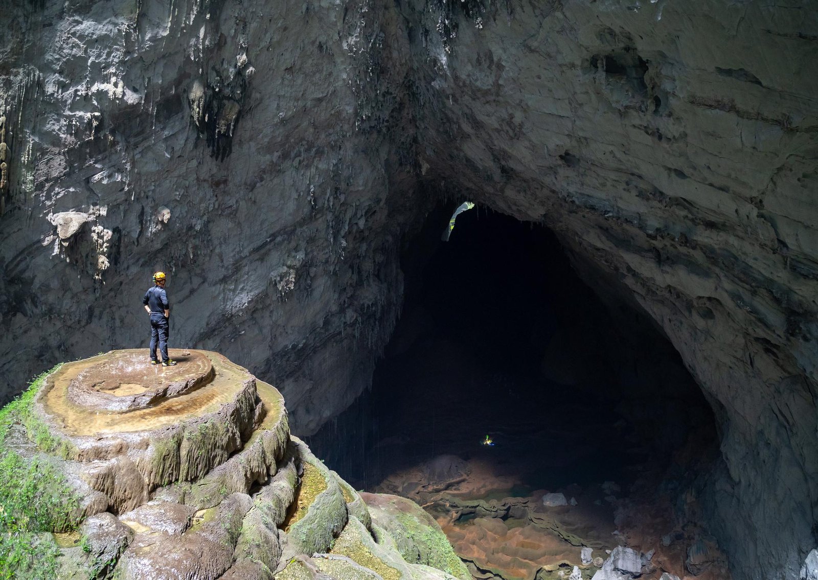 Hallan la cueva más grande del mundo, tiene ríos subterráneos y estalagmitas gigantes