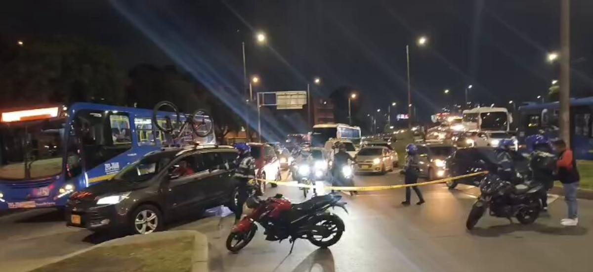 Hinchas de Santa Fe generaron bloqueos en Bogotá: hubo afectaciones en TransMilenio y principales vías