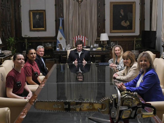 вЂњFГ­lmeme seГ±ora, asГ­ me ve mi PresidenteвЂќ: Milei recibiГі a la policГ­a que protagonizГі un video viral