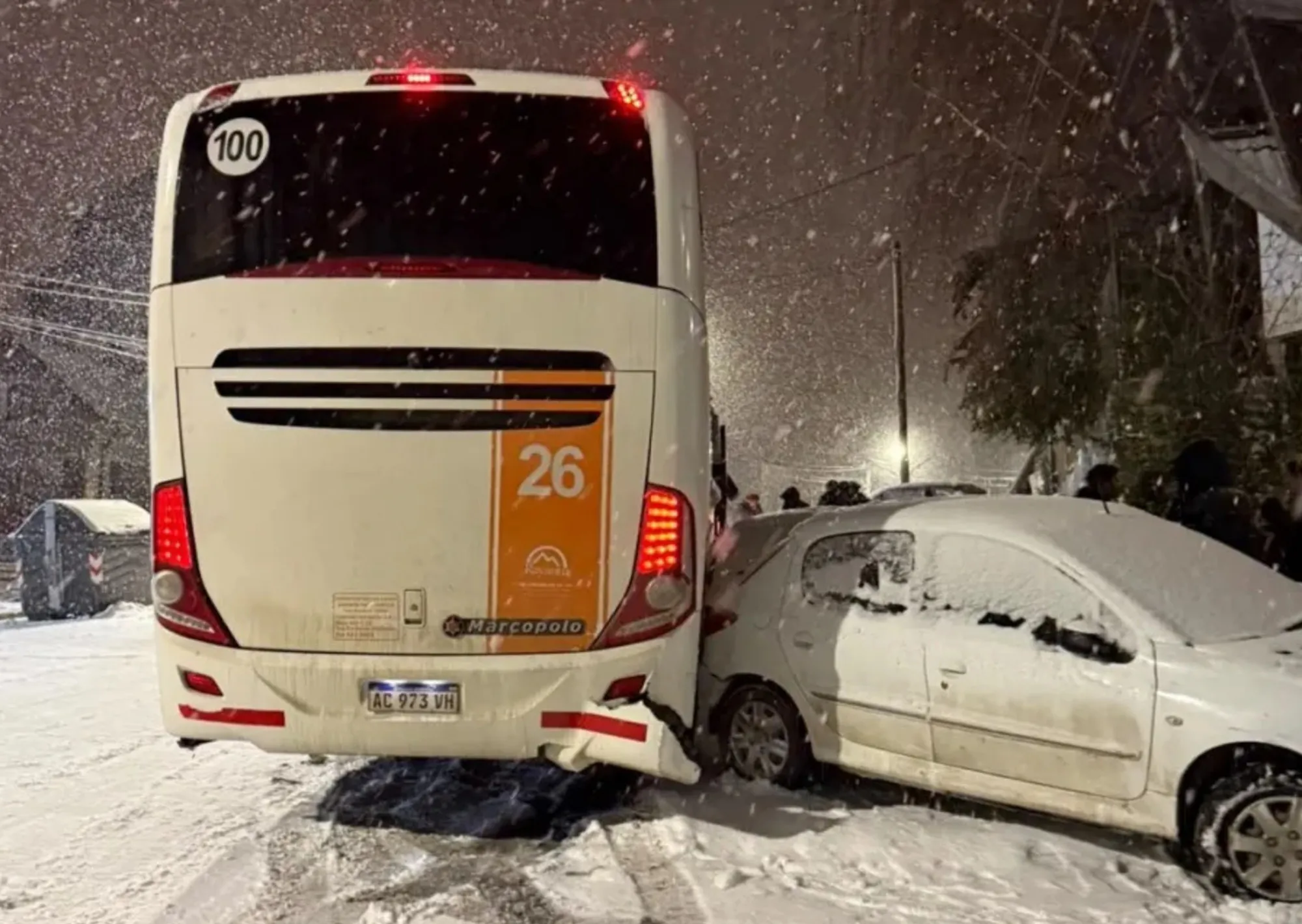 Temporal de nieve: un micro con egresados patinó en el centro de Bariloche y chocó a siete autos