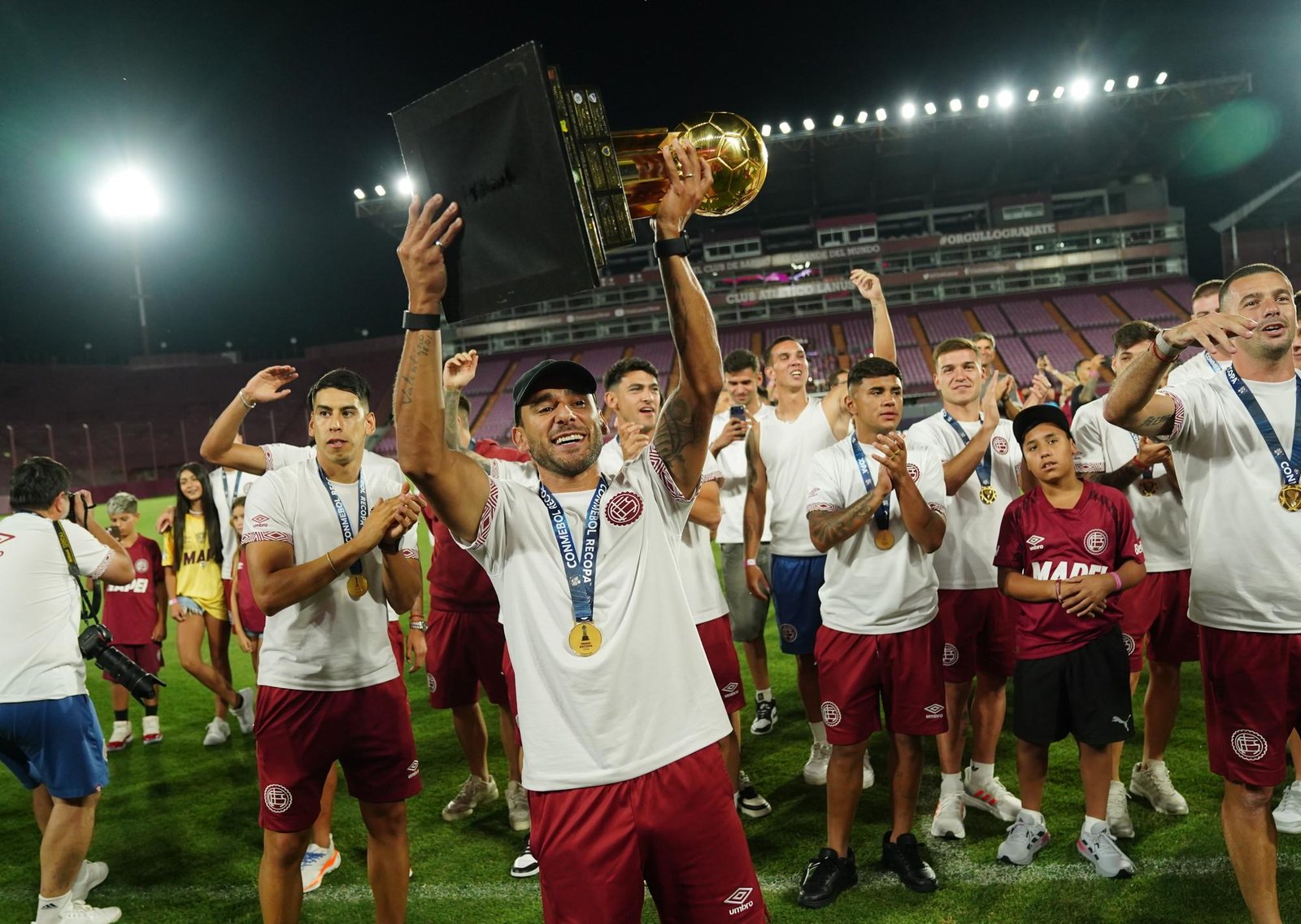 La fiesta de Lanús campeón: una multitud recibió al plantel en el estadio para celebrar el título de la Recopa Sudamericana