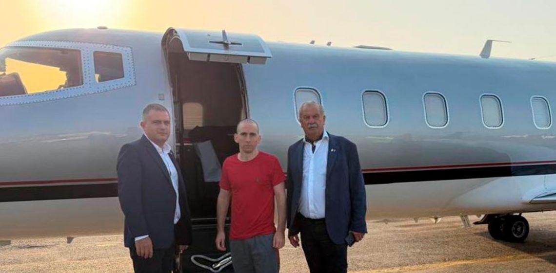 El gendarme Nahuel Gallo volvió a la Argentina en un vuelo de la AFA