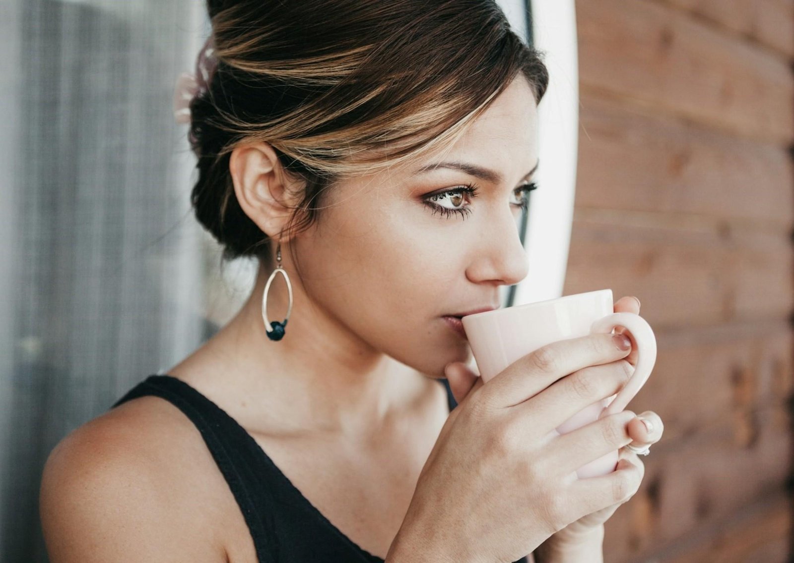 Una mujer perdió su empleo por tomar una pausa para tomar cafe y la Justicia da la razón a la empresa: ¿Por qué?