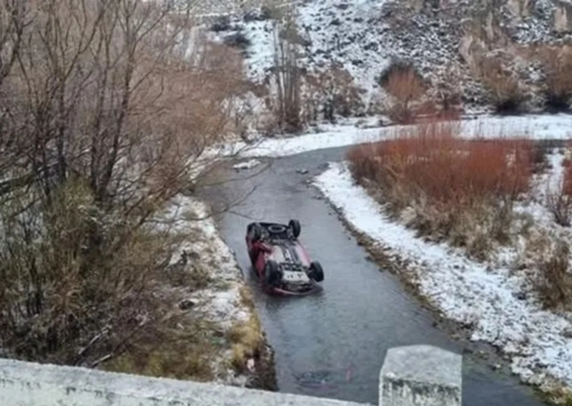 Un auto despistó en una ruta con aguanieve, cayó a un arroyo y murió una nena de 9 años