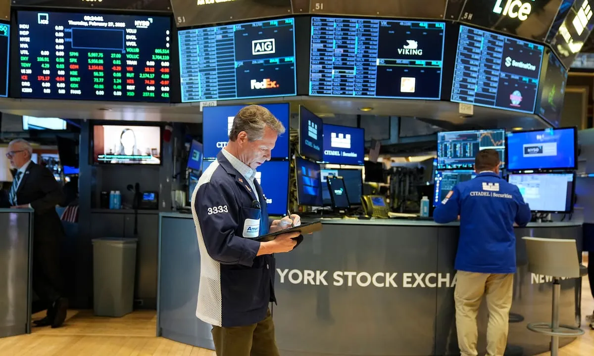 Wall Street cierra a la baja, preocupada por los precios de la energía
