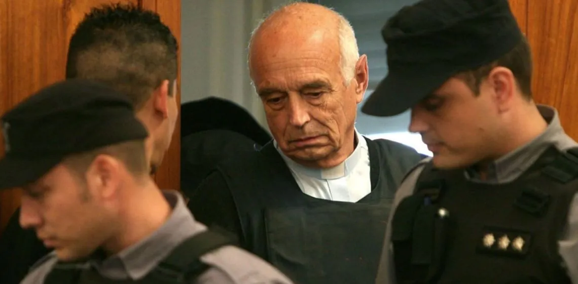 El represor Christian von Wernich quiere que lo trasladen a Devoto para recibir la bendición del Papa León XIV