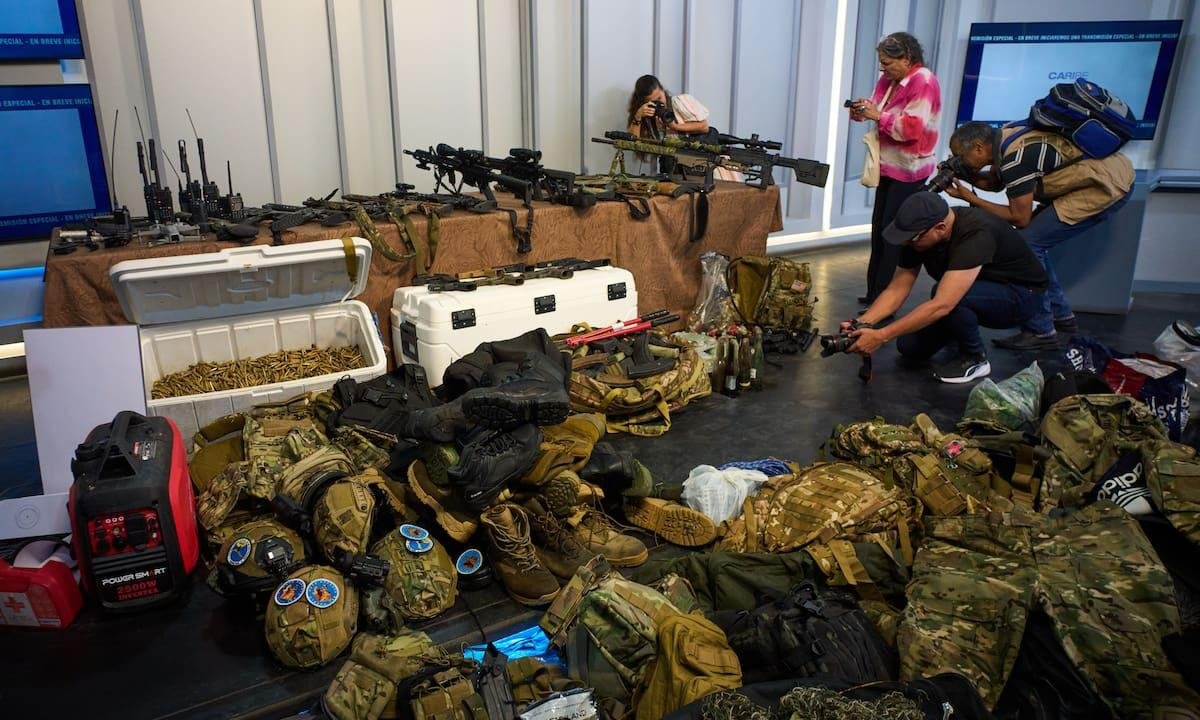 Cuba muestra pertrechos militares incautados a lancha procedente de EE. UU