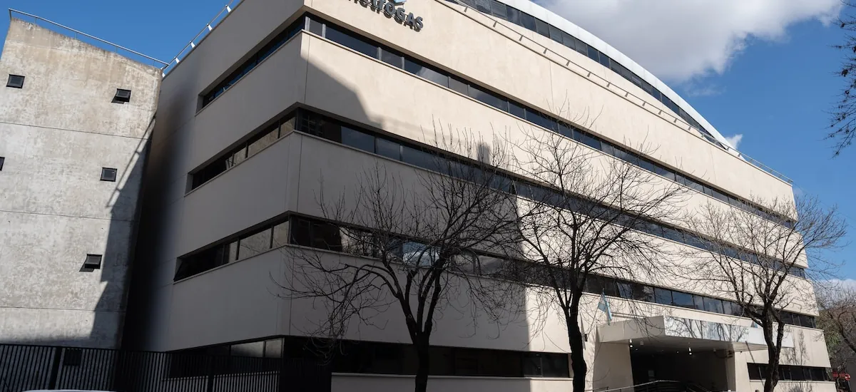 YPF recibió cinco ofertas para vender Metrogas: quiénes son los empresarios que pujan por la mayor distribuidora de gas del país