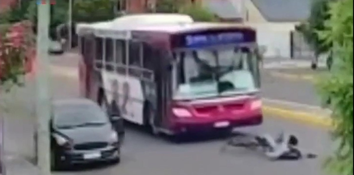 Chubut: un ciclista chocó contra la puerta de un auto, cayó debajo de un colectivo y se salvó de milagro