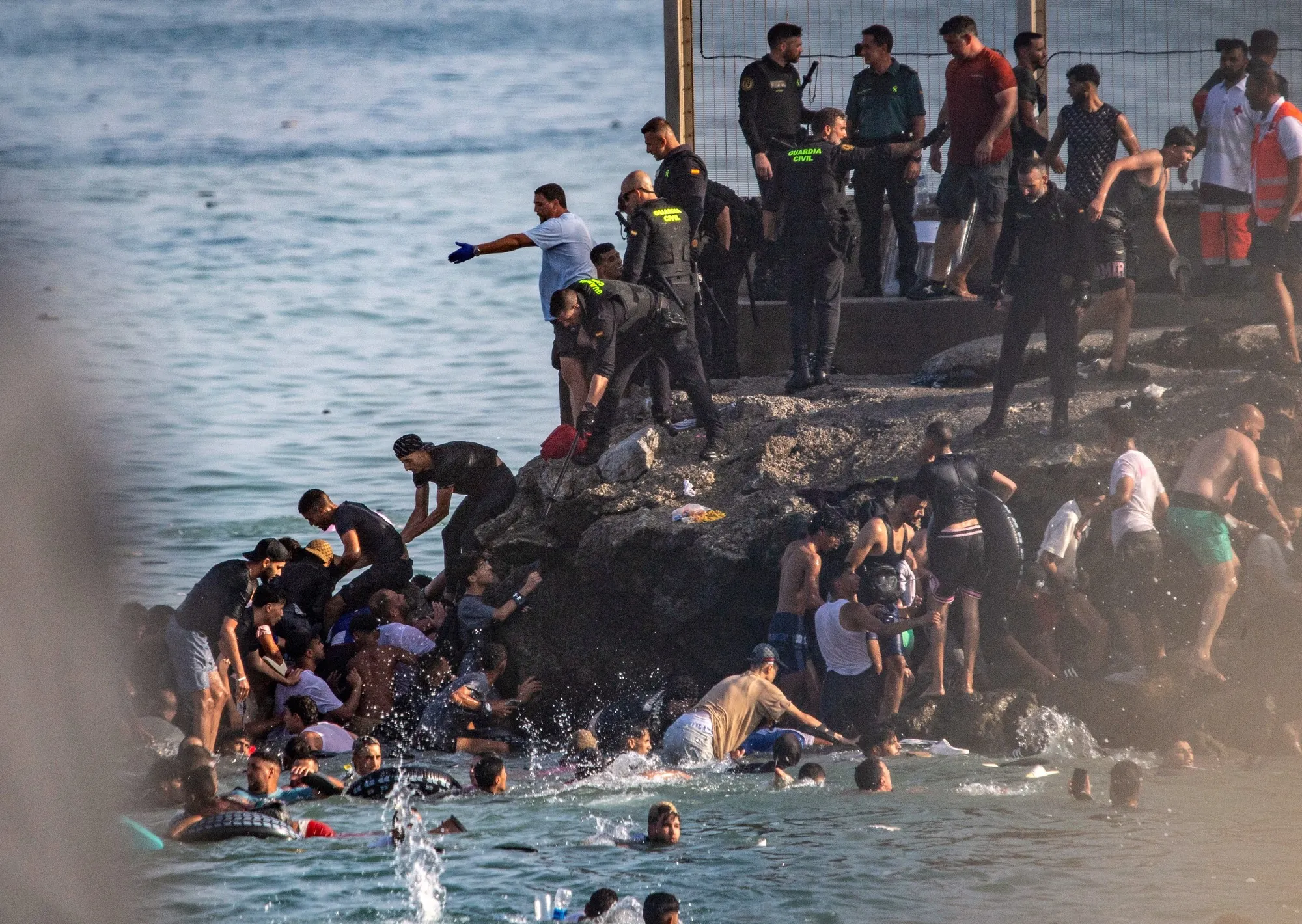 Avalancha migratoria: así fue en imágenes la entrada masiva de miles de marroquíes en Ceuta