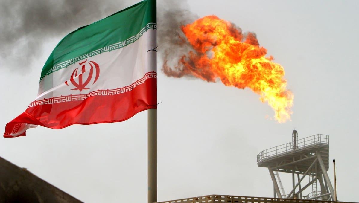 El petróleo trepa el 10% por el temor a la expansión de una guerra regional tras la ofensiva sobre Irán