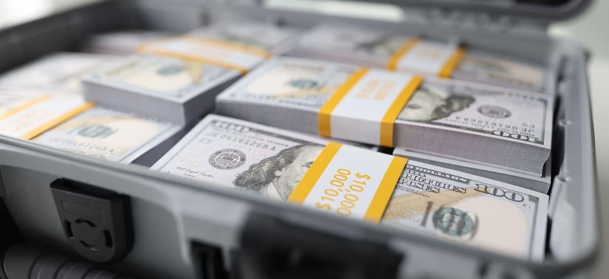 Confirmado | Los bancos prohibirán las transferencias desde cuentas en dólares si superan este máximo permitido