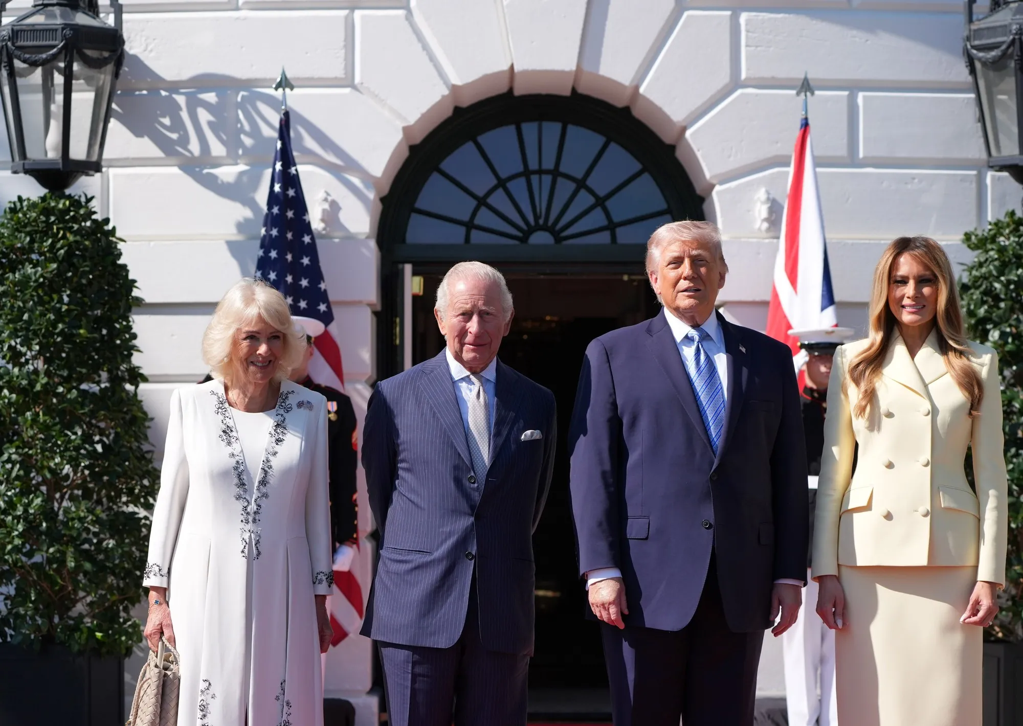 El rey Carlos III llegó a Estados Unidos para una visita de Estado y fue recibido por Melania y Donald Trump