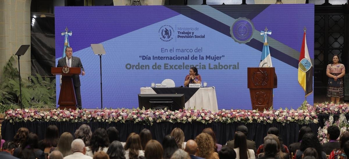 El gobierno de Guatemala distingue a mujeres y organizaciones por su aporte laboral en el marco del Día Internacional de la Mujer