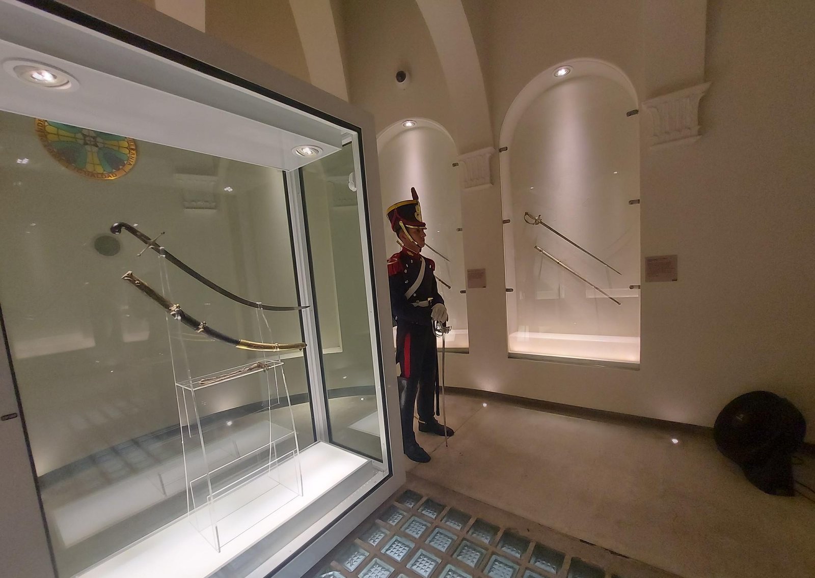 "Agravio a la memoria nacional": Llevarán el sable corvo de San Martín en helicóptero para un acto con Milei